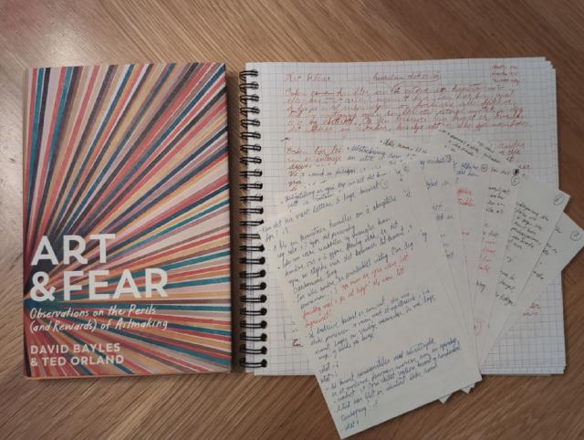 Journalen oppslått med en fyllepenn liggende i midten.