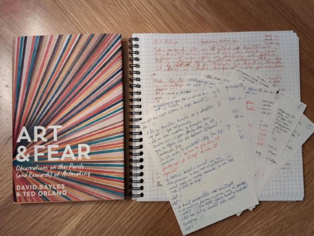 Journalen oppslått med en fyllepenn liggende i midten.