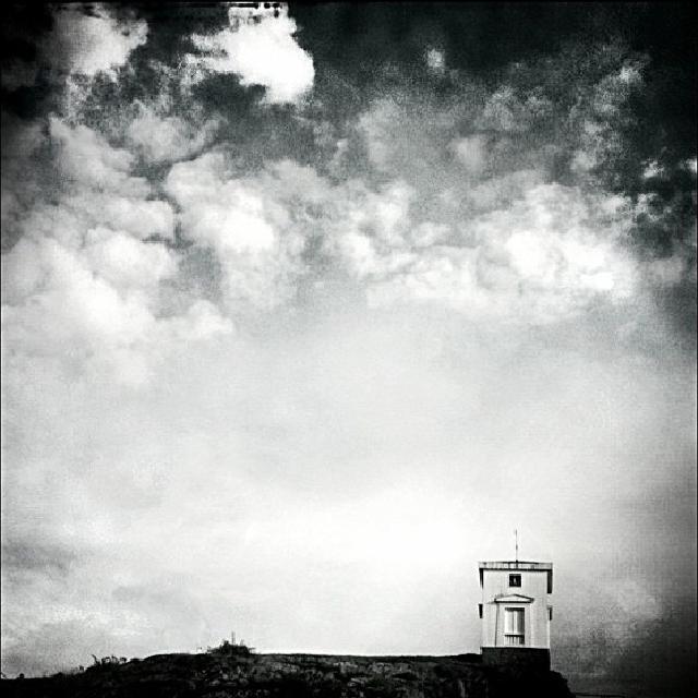 Klokketårn Et klokketårn med en dramatisk himmel i bakgrunnen.