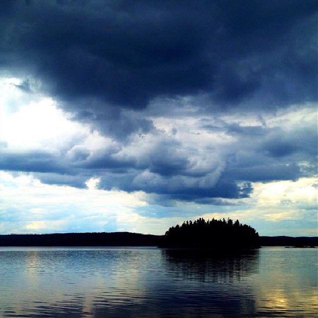 Mørk øy Silhuett av en øy under en dramatisk himmel.