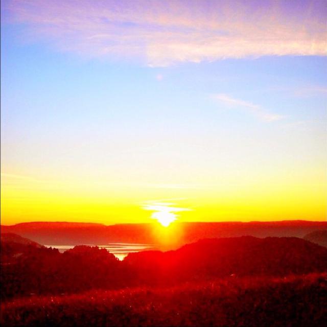 Solnedgang Solnedgang over en dal i det sola er i ferd med å synke bak fjellet.