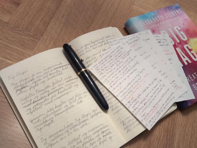 Notatbok og notatkort med notater fra boken Big Magic som ligger ved siden av.