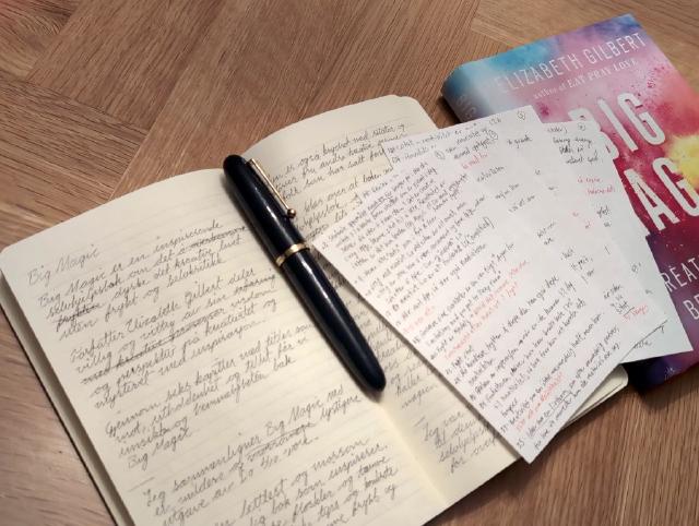Notatbok og notatkort med notater fra boken Big Magic som ligger ved siden av.