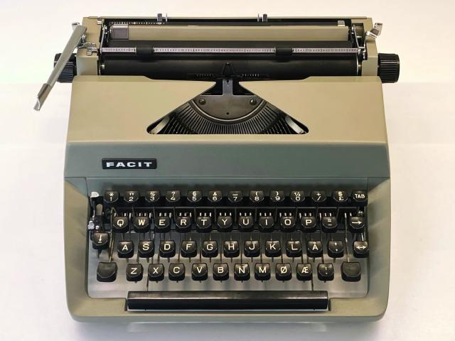 En nyrestaurert Facit TP2 skrivemaskin i all sn prakt.