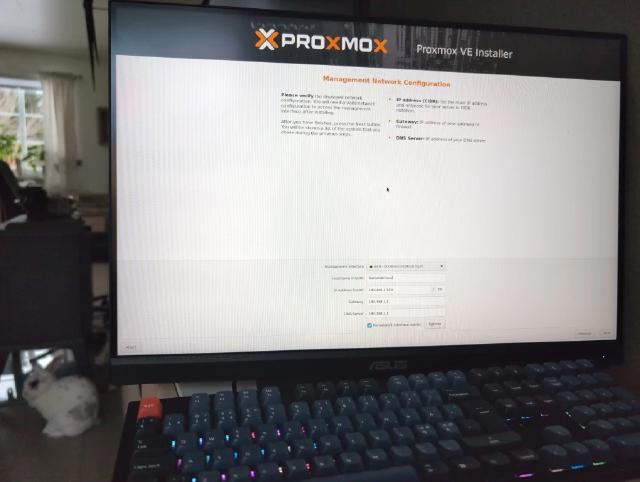 Skjermen viser installasjonsprosess av Proxmox
