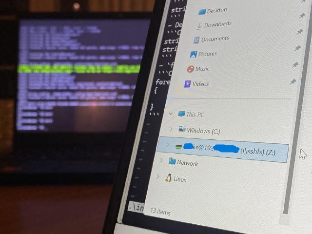Nærbilde av en PC-skjerm med en annen PC i bakgrunnen.