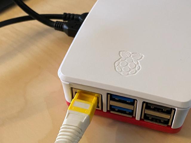 Nærbilde av Raspberry Pi 5 med nettverkskabel koblet i.