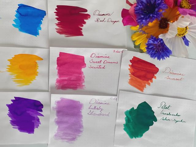 Blekkprøver som matcher en sommerlig blomsterbukett.