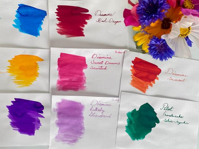 Blekkprøver som matcher en sommerlig blomsterbukett.